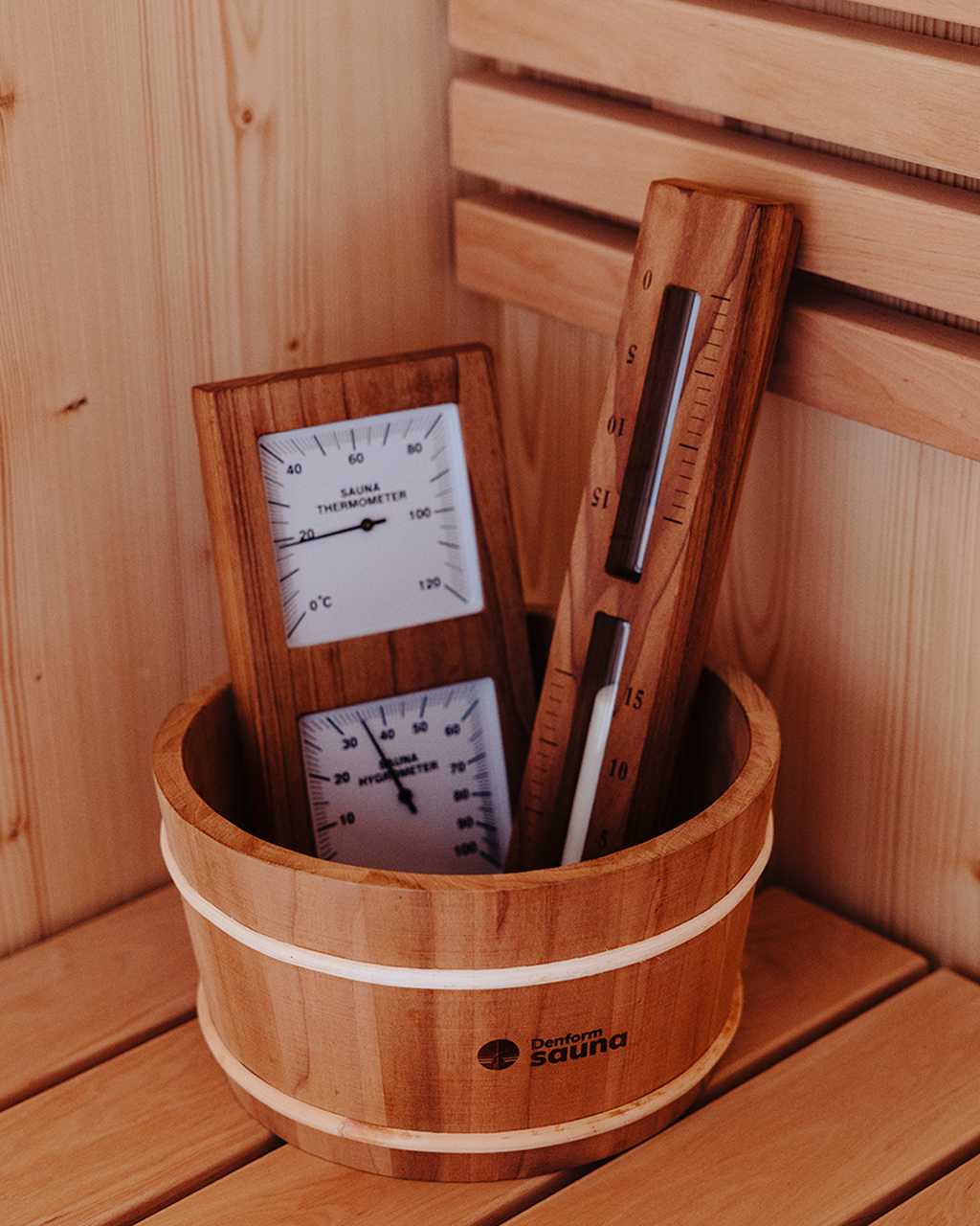 Komplettes Sauna-Set aus Thermoholz